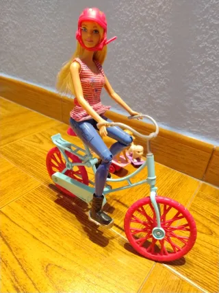 Barbie ciclista con bicicleta y perros