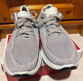 Scarpe da ginnastica grigie e bianche