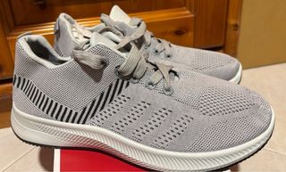 Scarpe da ginnastica grigie e bianche