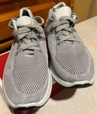 Scarpe da ginnastica grigie e bianche