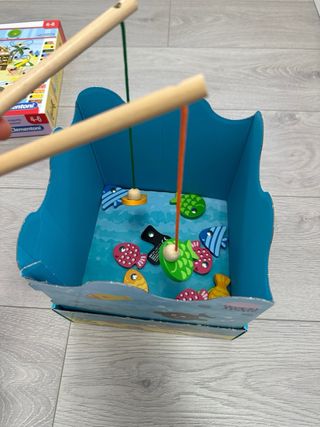 Juegos niños madera Pesa y mosaico Goula y Apli ki