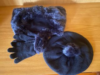 Conjunto gorro, bufanda y guantes azul marino