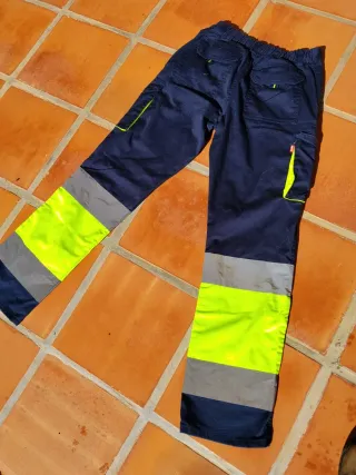 Pantalón de trabajo azul con detalles