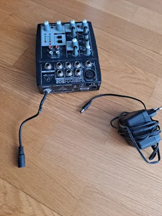 Mesa de mezclas Behringer Xenyx 502