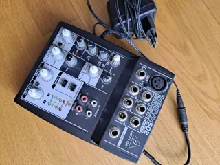 Mesa de mezclas Behringer Xenyx 502