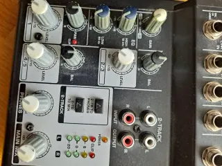 Mesa de mezclas Behringer Xenyx 502