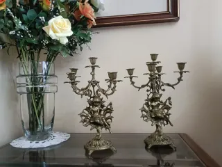 Juego de candelabros de bronce con reloj