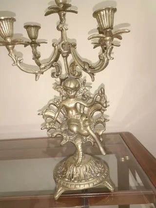 Juego de candelabros de bronce con reloj