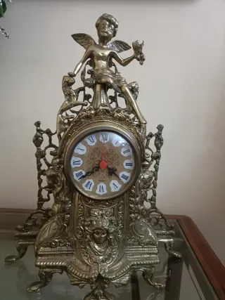 Juego de candelabros de bronce con reloj