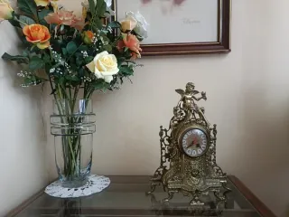 Juego de candelabros de bronce con reloj