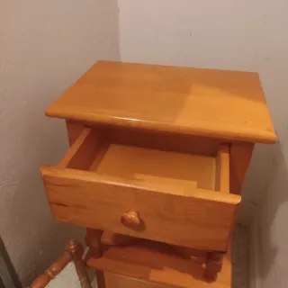 2 mesillas + espejo de madera de pino
