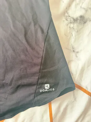 Camiseta deportiva Domyos negra y rosa