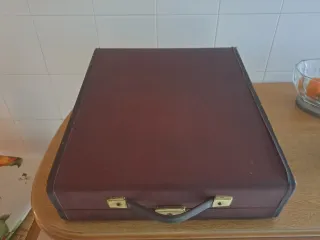 Máquina de escribir Olivetti Studio 44 con funda