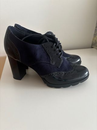 Zapatos tacón charol y ante azul marino