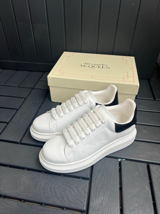 Alexander McQueen Sapatilhas Brancas e Pretas