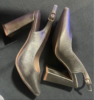 Zapatos de tacón plateados dorados