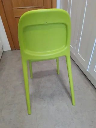 Silla infantil verde para cocina