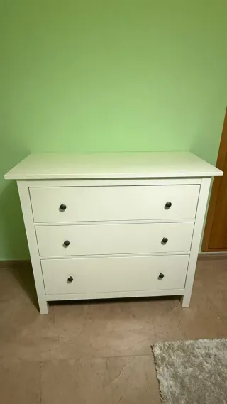 Cómoda de madera blanca