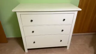 Cómoda de madera blanca