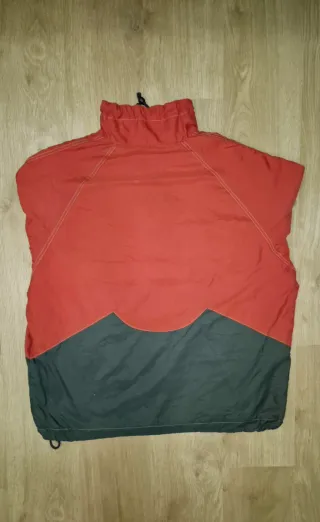 Chaqueta cortavientos verde oscuro y roja