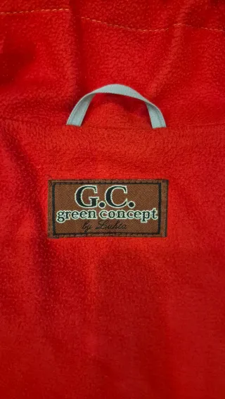 Chaqueta cortavientos verde oscuro y roja