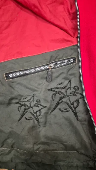 Chaqueta cortavientos verde oscuro y roja