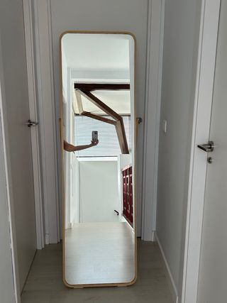 Espejo IKORNNES con perchero