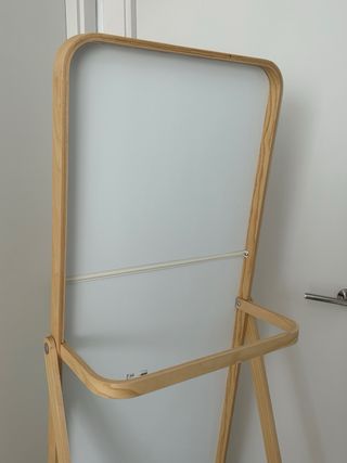 Espejo IKORNNES con perchero