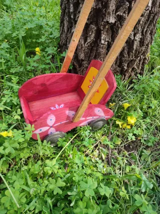 Carrito de madera pintado a mano