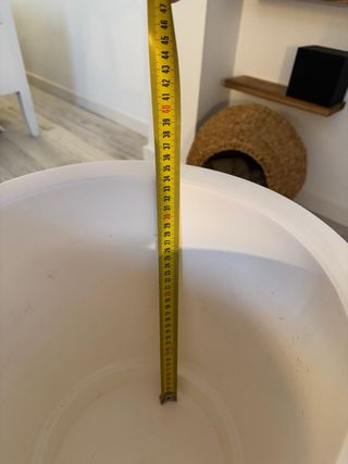 Maceta alta blanca autorriego