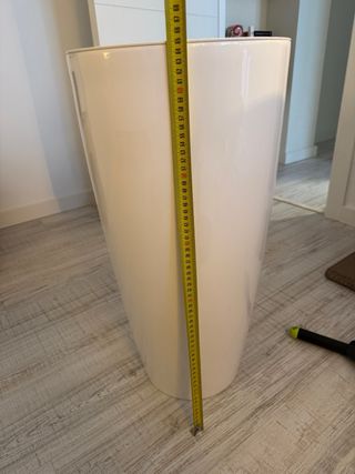 Maceta alta blanca autorriego