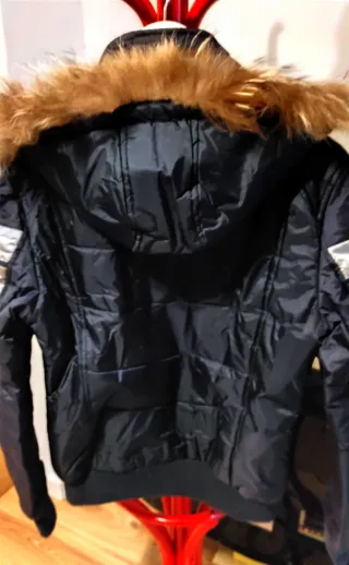 Chaqueta acolchada negra con detalles plateados