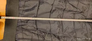 Chaqueta acolchada negra con detalles plateados