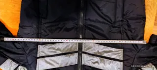 Chaqueta acolchada negra con detalles plateados