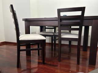 Mesa comedor y 4 sillas madera oscura