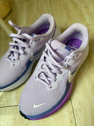 Zapatillas Nike Revolution Moradas y Azules
