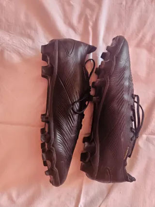 Botas Adidas de fútbol césped, negras