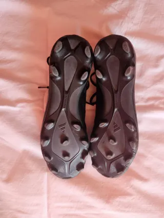 Botas Adidas de fútbol césped, negras