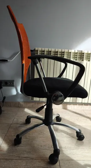 2 Sillas de oficina con ruedas