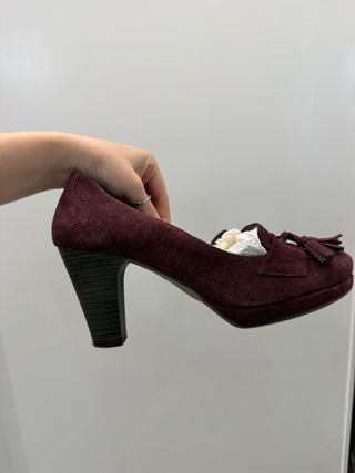 Zapatos burdeos de mujer con borlas