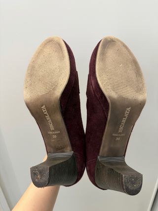 Zapatos burdeos de mujer con borlas