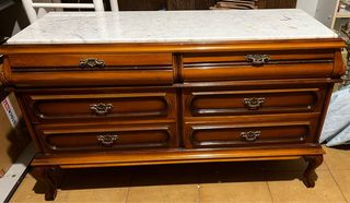 Cómoda de madera con tapa de mármol