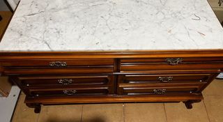 Cómoda de madera con tapa de mármol