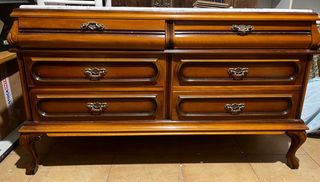 Cómoda de madera con tapa de mármol