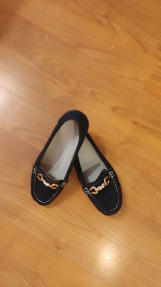 Mocasines de ante negros con detalle dorado
