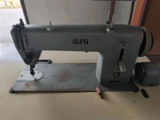 Máquina de coser Alfa antigua