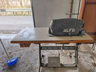 Máquina de coser Alfa antigua