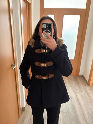 Abrigo azul marino con detalles