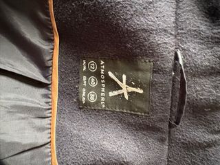 Abrigo azul marino con detalles