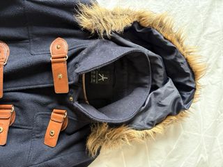 Abrigo azul marino con detalles